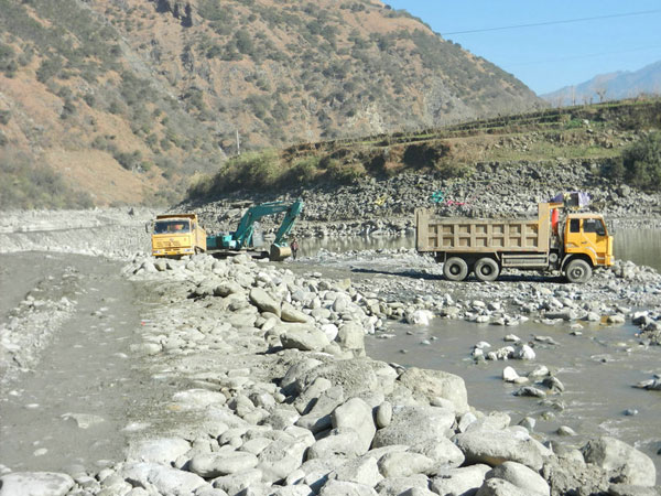 7-振動選金溜槽工作現場